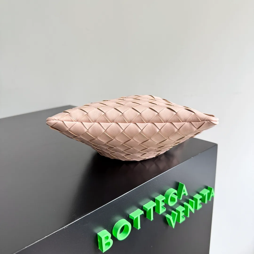 Batch 1400 BOTTEGA VENETA DUSTBAG mini size is officially launched📣📣. It still continues the classic weaving process. The lazy and casual feeling presented by the drawstring pockets is not too suitable for summer. The small back body is light and convenient. It is enough to carry lipstick and tissues when going out every day. It is not easy to make mistakes with any clothes. The shoulder strap has a buckle and pull-out design, which can be adjusted to unlock multiple carrying methods. Style number: 816987 Size: 21*16.6*1cm